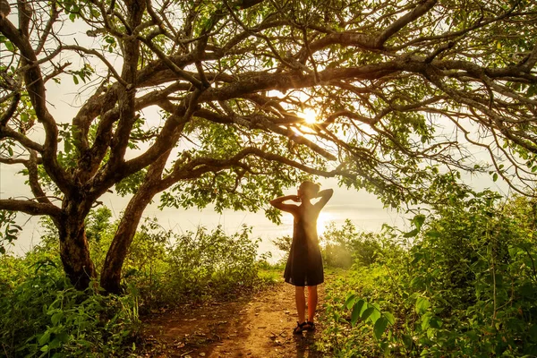 Donna Che Pratica Yoga Tramonto — Foto Stock