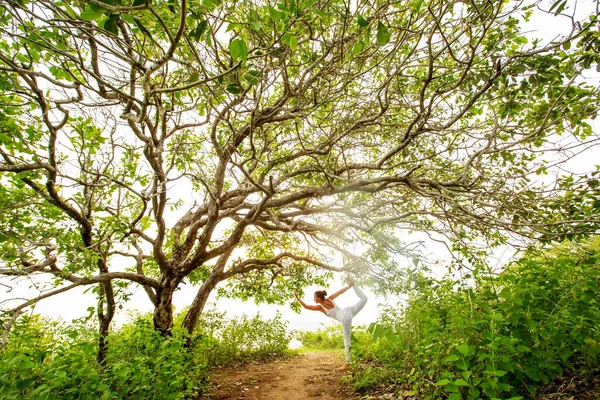 Wanita Berlatih Yoga Saat Matahari Terbenam — Stok Foto