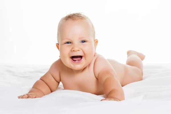 Beau Bebe Souriant Apres Le Bain Bebe Mignon Sur Le Lit Sous La Couverture Visage Jeune Stock Photo Beau Bebe Souriant Apres Le Bain Bebe Mignon Sur Le Lit Sous La Couverture Visage Jeune Stock Photo