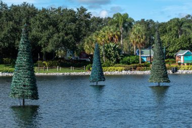 Orlando, Florida. 29 Ekim 2019. Deniz Dünyası 4 'teki mavi göldeki Noel ağaçları