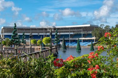 Orlando, Florida. 29 Ekim 2019. Seaworld 1 'deki güzel çiçek, göl ve Bayside Stadyumu manzarası