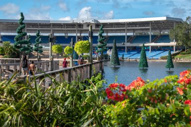 Orlando, Florida. 29 Ekim 2019. Seaworld 2 'deki güzel çiçek, göl ve Bayside Stadyumu manzarası.