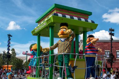 Orlando, Florida. 29 Ekim 2019. Bert ve Ernie Seaworld 5 'teki Susam Sokağı Parti Geçidi' nde.