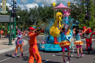 Orlando, Florida. 29 Ekim 2019. Seaworld 1 'deki Susam Sokağı Parti Geçidi' nde Büyük Kuş ve dansçılar.