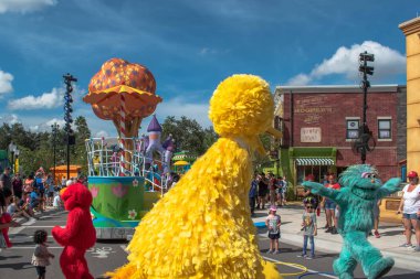 Orlando, Florida. 29 Ekim 2019. Büyük Kuş ve Rosita Seaworld 'deki Susam Sokağı Parti Geçidi' nde.