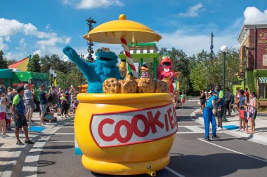 Orlando, Florida. 29 Ekim 2019. Seaworld 5 'teki Susam Sokağı Parti Geçidi' nde Kurabiye Canavarı.
