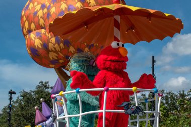 Orlando, Florida. 29 Ekim 2019. Seaworld 2 'deki Susam Sokağı Parti Yürüyüşü' nde Elmo ve Rosita