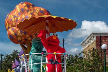 Orlando, Florida. 29 Ekim 2019. Seaworld 4 'teki Susam Sokağı Parti Yürüyüşü' nde Elmo ve Rosita.