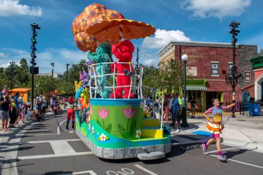 Orlando, Florida. 29 Ekim 2019. Seaworld 'deki Susam Sokağı Parti Geçidi' nde Elmo, Rosita ve dansçı kız.