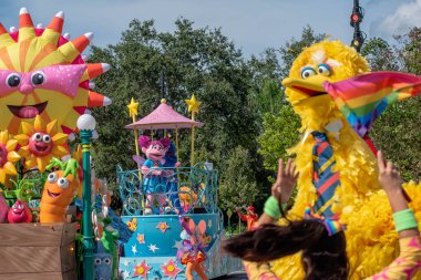 Orlando, Florida. 29 Ekim 2019. Abby Cadabby ve Büyük Kuş Seaworld 2 'deki Susam Sokağı Parti Geçidi' nde.