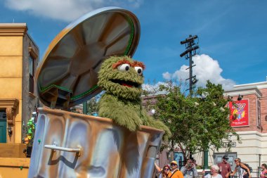 Orlando, Florida. 29 Ekim 2019. Seaworld 2 'deki Susam Sokağı Parti Yürüyüşü' nde Huysuz Oscar.