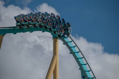 Orlando, Florida. 29 Ekim 2019. İnsanlar Seaworld 7 'de müthiş Kraken hız treninin keyfini çıkarıyorlar..