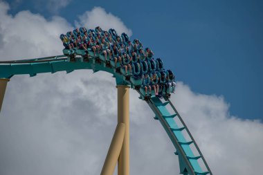 Orlando, Florida. 29 Ekim 2019. İnsanlar Seaworld 8 'de müthiş Kraken hız treninin keyfini çıkarıyorlar.