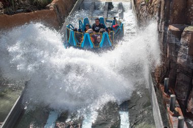 Orlando, Florida. 29 Ekim 2019. Seaworld 10 'da Infinity Falls eğleniyor.