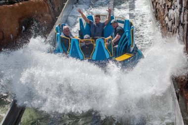 Orlando, Florida. 29 Ekim 2019. İnsanlar Seaworld 13 'te Infinity Falls' da eğleniyor.