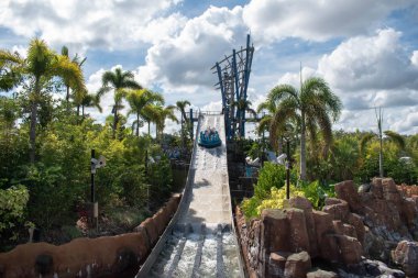 Orlando, Florida. 29 Ekim 2019. İnsanlar Seaworld 17 'de Infinity Falls' da eğleniyor..