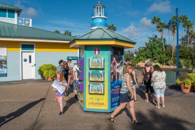 Orlando, Florida. 29 Ekim 2019. İnsanlar Seaworld 1 'deki Harita Büfesinden harita alıyorlar..