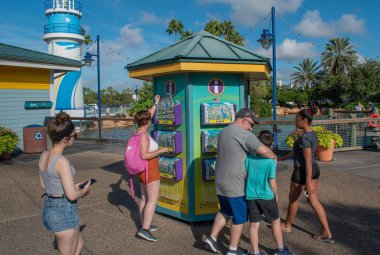 Orlando, Florida. 29 Ekim 2019. İnsanlar Seaworld 2 'deki Harita Büfesinden harita alıyorlar..