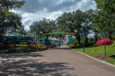 Orlando, Florida. 29 Ekim 2019. Seaworld 2 'deki Susam Sokağı' nda yürüyen insanlar