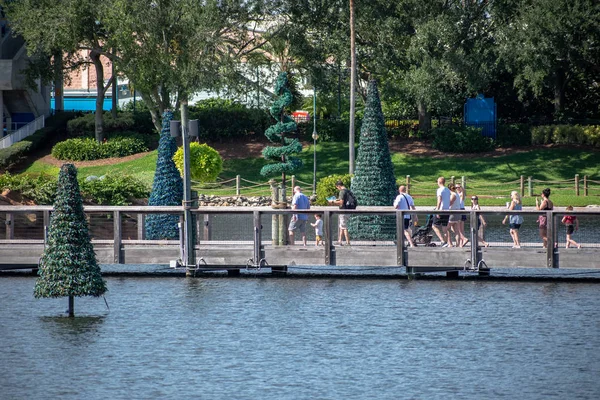 Orlando Florida Octubre 2019 Gente Caminando Puente Árboles Navidad Lago — Foto de Stock