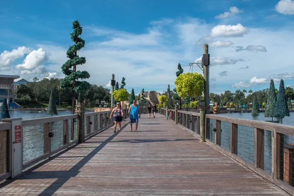 奥兰多 佛罗里达 2019年10月29日 在海洋世界的蓝色湖中 人们在桥上漫步 在圣诞树上漫步 — 图库照片