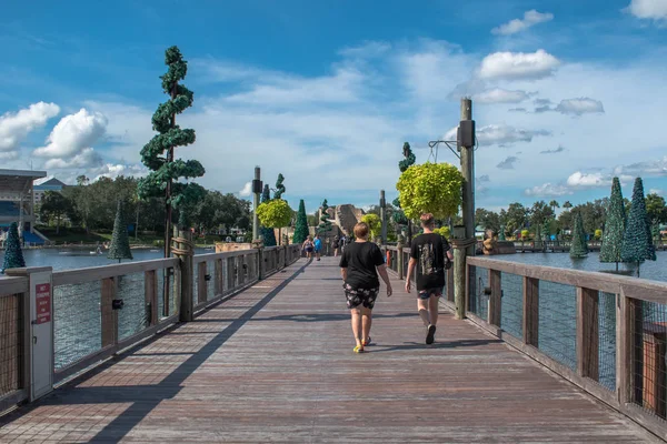 Orlando Florida Octubre 2019 Gente Caminando Puente Árboles Navidad Lago — Foto de Stock