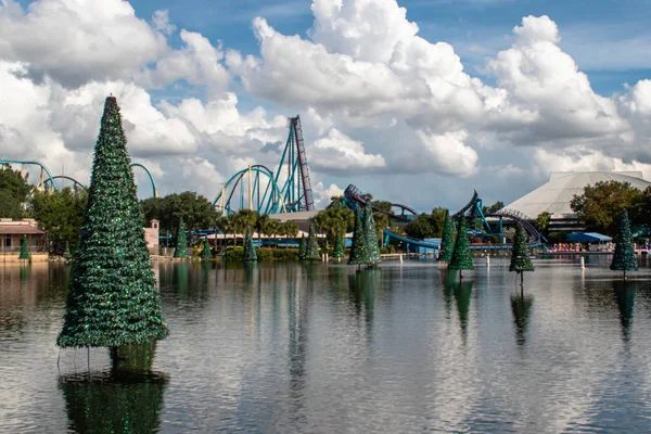 Orlando Florida Října2019 Panoramatický Výhled Vánoční Stromky Modrém Jezeře Horské — Stock fotografie