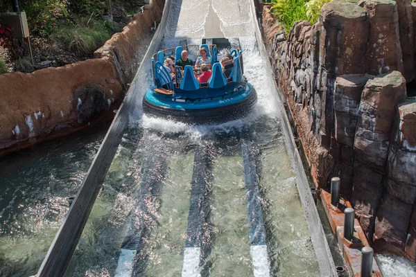 Orlando Florida Října2019 Lidé Baví Úžasné Nekonečno Vodopády Mořském Světě — Stock fotografie