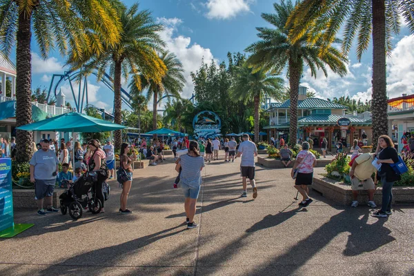 Orlando Florida Octubre 2019 Gente Caminando Cerca Entrada Principal Seaworld — Foto de Stock