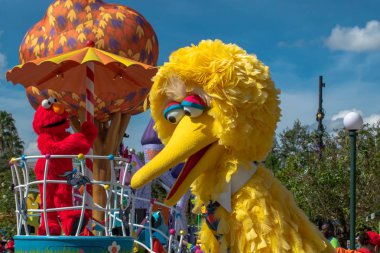 Orlando, Florida. 29 Ekim 2019. Seaworld 'deki Susam Sokağı Parti Yürüyüşü' nde Büyük Kuş ve Elmo 'nun üst görüntüsü