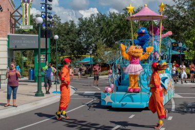 Orlando, Florida. 29 Ekim 2019. Zoe ve dansçılar Seaworld 1 'deki Susam Sokağı Parti Geçidi' nde