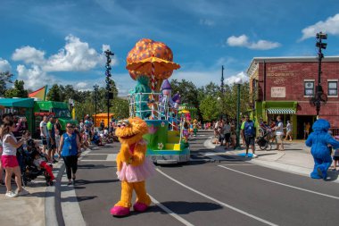 Orlando, Florida. 29 Ekim 2019. Zoe Seaworld 3 'teki Susam Sokağı Parti Geçidi' nde dans ediyor.