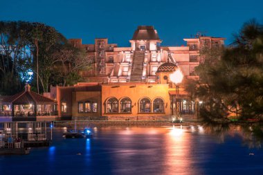 Orlando, Florida. Kasım 01, 2019. Epcot 'taki mavi gece arka planında Meksika Pavilyonu' nun güzel manzarası (47))