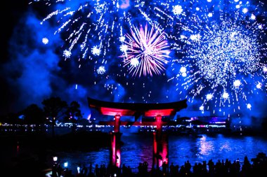 Orlando, Florida. Kasım 01, 2019. Epcot 'ta gece karanlığında Japon kemeri ve muhteşem havai fişekler (71)).