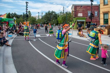 Orlando, Florida. Kasım 06, 2019. Tatlı kızlar Seaworld 4 'teki Susam Sokağı arazisine su döker..
