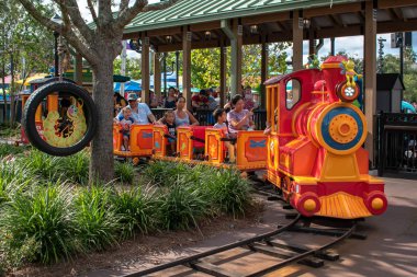 Orlando, Florida. Kasım 06, 2019. İnsanlar Seaworld 3 'teki Susam Sokağı' nda Çuf Çuf Treninin keyfini çıkarıyorlar.