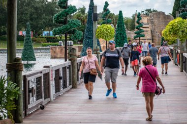 Orlando, Florida. Kasım 06, 2019. Seaworld 1 'deki Seven Seas Gölü köprüsünde yürüyen insanlar
