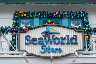 Orlando, Florida. Kasım 06, 2019. Noel süslemeleri ile Deniz Dünyası Mağazası 'nın en üst görüntüsü.