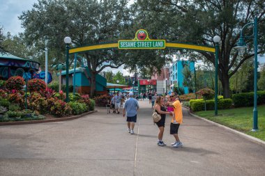 Orlando, Florida. Kasım 06, 2019. Aile Seaworld 1 'deki Susam Sokağı' nda selfie çekiyor.