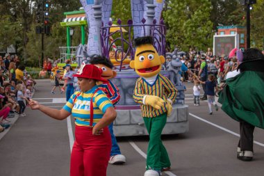 Orlando, Florida 9 Kasım 2019. Bert ve diğer karakterler Seaworld 'deki Susam Sokağı Parti Geçidi' nde dans ediyorlar.
