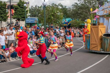 Orlando, Florida 9 Kasım 2019. Seaworld 4 'teki Susam Sokağı Parti Geçidi' nde Elmo ve dansçılar
