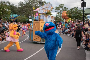 Orlando, Florida 9 Kasım 2019. Grover ve Zoe Seaworld 1 'deki Susam Sokağı Parti Geçidi' nde