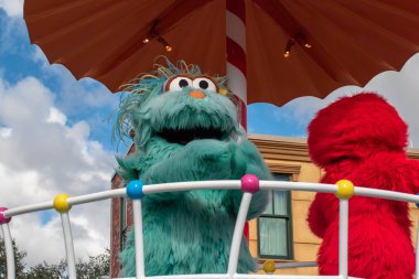 Orlando, Florida 9 Kasım 2019. Seaworld 2 'de Rosita ve Elmoin Susam Sokağı Parti Geçidi.
