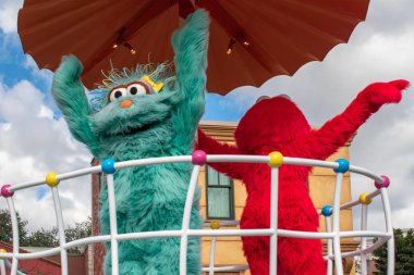 Orlando, Florida 9 Kasım 2019. Seaworld 4 'te Rosita ve Elmoin Susam Sokağı Parti Geçidi