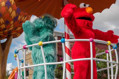 Orlando, Florida 9 Kasım 2019. Seaworld 4 'teki Susam Sokağı Parti Yürüyüşü' nde Elmo ve Rosita 'nın üst görüntüsü.