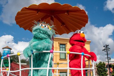 Orlando, Florida 9 Kasım 2019. Seaworld 2 'deki Susam Sokağı Parti Yürüyüşü' nde Rosita ve Elmo 'nun üst görüntüsü.