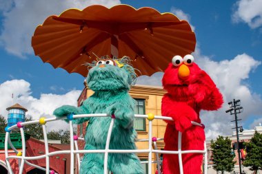 Orlando, Florida 9 Kasım 2019. Seaworld 5 'teki Susam Sokağı Parti Yürüyüşü' nde Rosita ve Elmo 'nun üst görüntüsü.