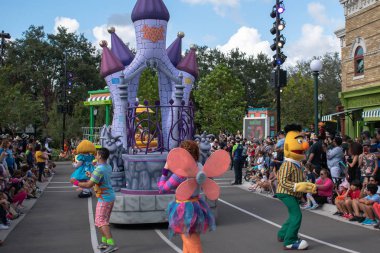 Orlando, Florida 9 Kasım 2019. Bert ve diğer karakterler Seaworld 'deki Susam Sokağı Parti Geçidi' nde dans ediyorlar..