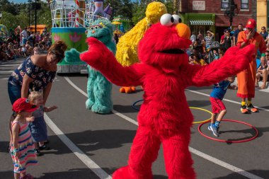 Orlando, Florida. Kasım 06, 2019. Elmo, Zoe ve Büyük Kuş Seaworld 6 'daki Susam Sokağı Parti Geçidi' nde çocuklar ve aileleriyle dans ediyor.