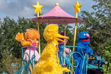 Orlando, Florida. Kasım 06, 2019. Zoe, Büyük Kuş ve Grover Seaworld 2 'deki Susam Sokağı Parti Geçidi' nde